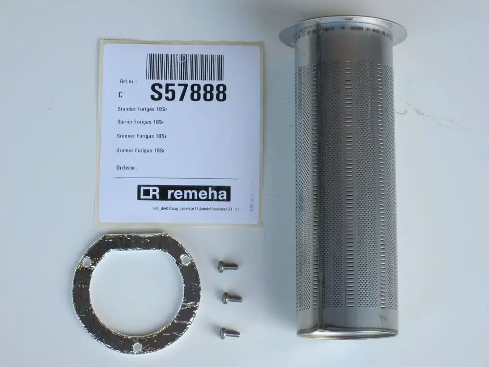 Brennerbestandteile von Remeha: ein Metallzylinder mit perforierter Oberfläche, eine ringförmige Dichtung und drei Schrauben auf weißem Hintergrund.
